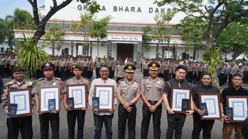 Kapolrestabes Surabaya Beri Penghargaan kepada Influencer pada Apel Pagi