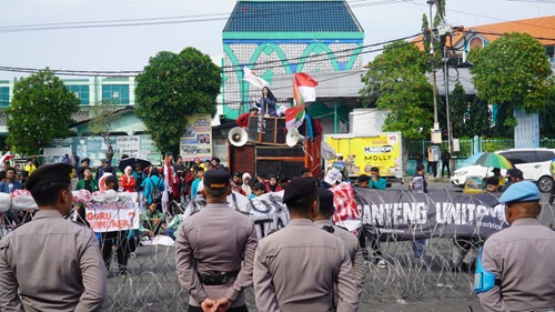 Polrestabes Surabaya Pengamanan Unjukrasa Mahasiswa depan DPRD Jatim