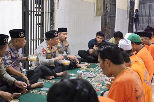 Kapolrestabes Surabaya Buka Puasa Bersama Tahanan, Wujud Kepedulian dan Pembinaan di Bulan Ramadan