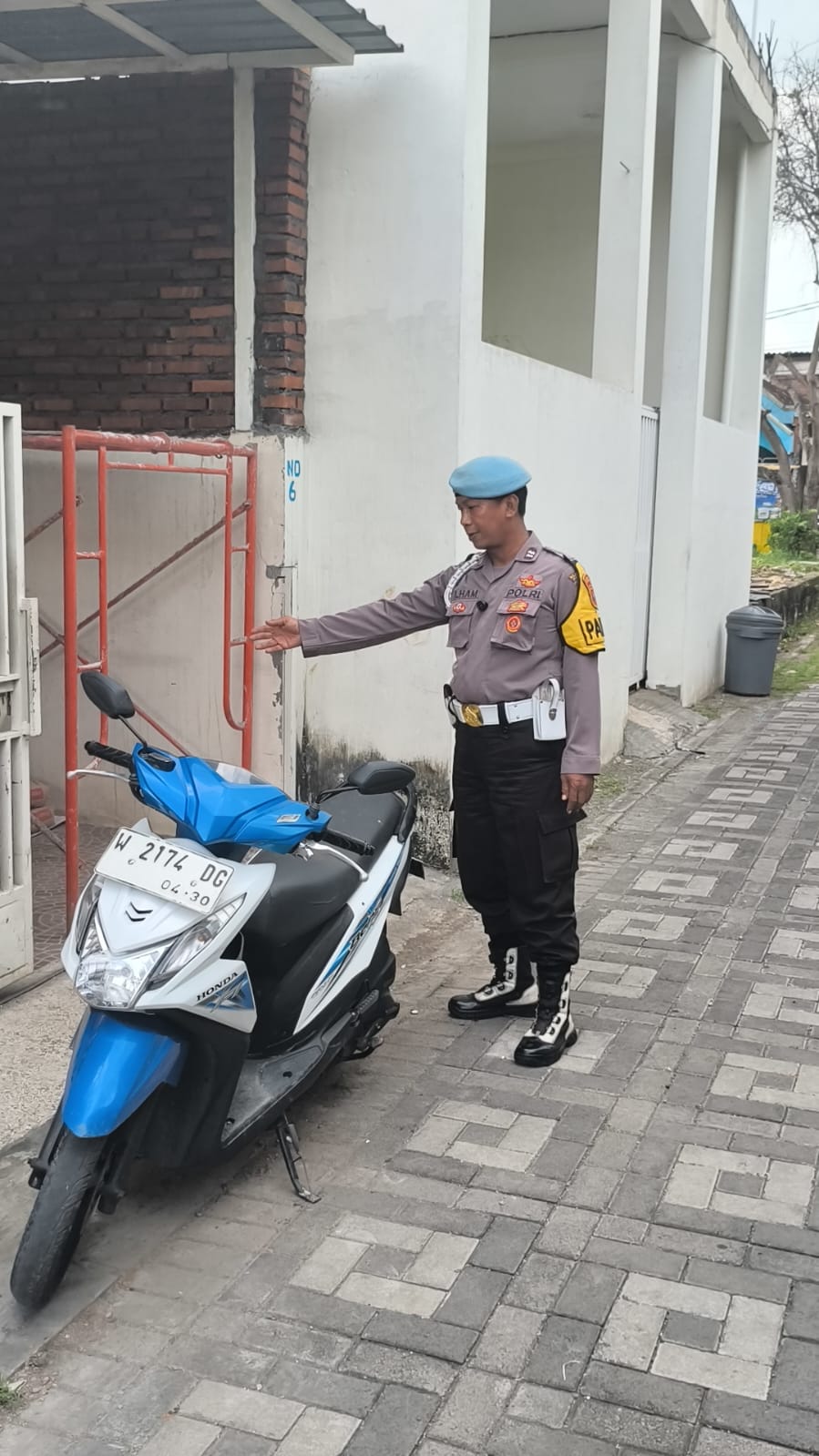 Pimpin Patroli Pamor Kanit Propam Polsek Pakal Ingatkan Pakir Motor yang Aman