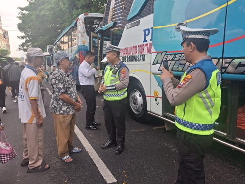 Mudik Aman, Hati Tenang: 4.040 Warga Berangkat Gratis, Satlantas Polrestabes Surabaya Pastikan Bus Laik Jalan