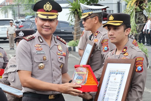 Apresiasi Dedikasi Operasi Ketupat Semeru 2026, Wakapolrestabes Surabaya Serahkan Penghargaan Pos Pam Terbaik