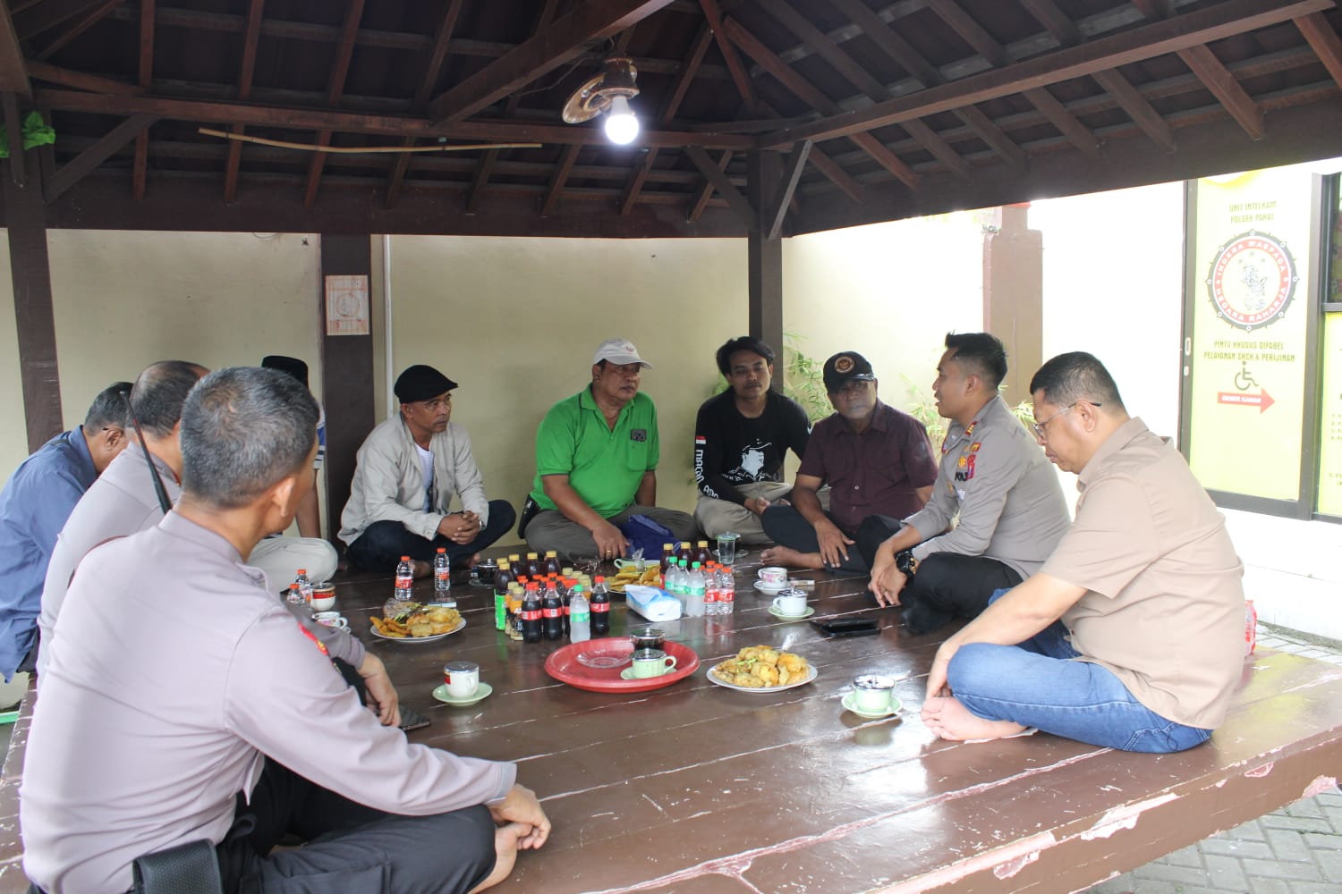 Cegah Curanmor, Kapolsek Pakal Bagikan Kunci Ganda Gratis dan Serap Aspirasi Warga Lewat "Ngopi Kamtibmas"