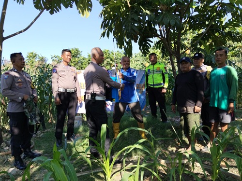 Dukung Swasembada Pangan, Polrestabes Surabaya Serahkan Bantuan Alat Pertanian kepada Petani Jambangan