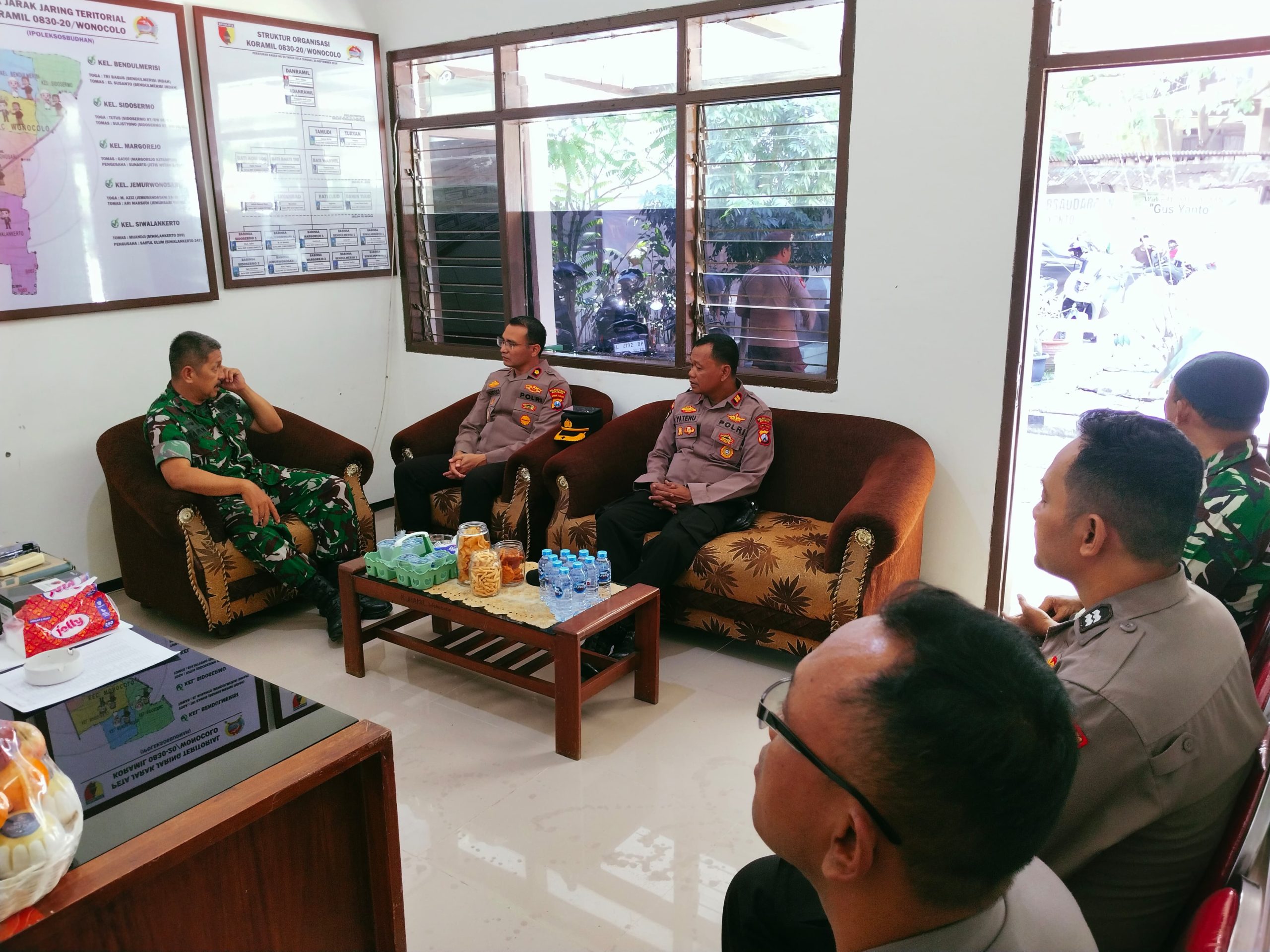 Kapolsek Wonocolo Silaturahmi ke Danramil, Teguhkan Komitmen Jaga Surabaya Tetap Aman dan Kondusif