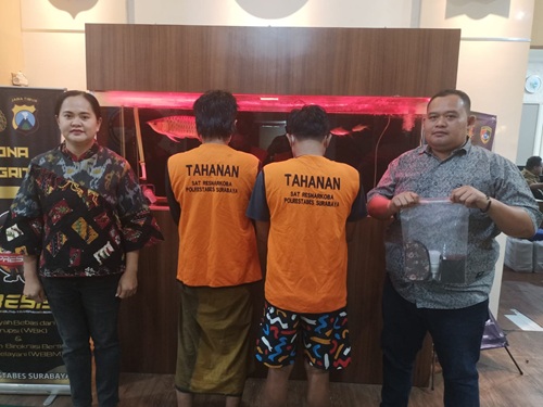 Satresnarkoba Polrestabes Surabaya Amankan Dua Pengedar Narkotika dalam Bohlam Lampu