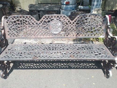 Polsek Gubeng Surabaya Amankan Pelaku Pencurian Kursi Taman Milik Pemkot