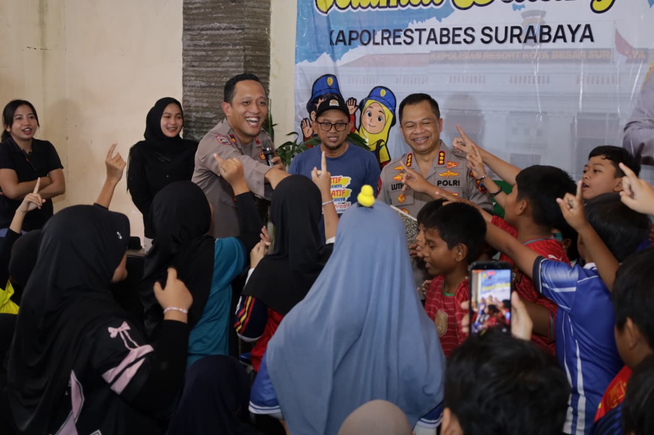 Kapolrestabes Surabaya Berbagi Sembako untuk Warga Gubeng Masjid