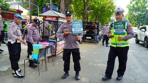 Aksi Inovatif Polsek Gubeng Hadirkan Gerobak JUPE, Bagikan 150 Paket Nasi Bungkus Langsung Dipinggir Jalan