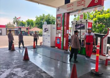 POLSEK WONOCOLO SURABAYA GELAR PATROLI DIALOGIS DI SPBU JEMURSARI UNTUK CIPTAKAN SITUASI KONDUSIF