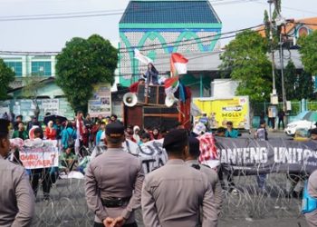 Polrestabes Surabaya Pengamanan Unjukrasa Mahasiswa depan DPRD Jatim