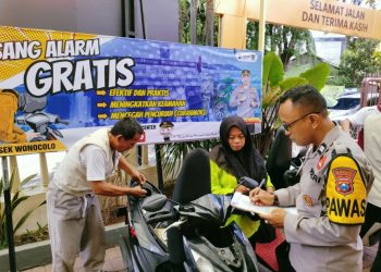 Petugas memasang Alarm motor anti maling